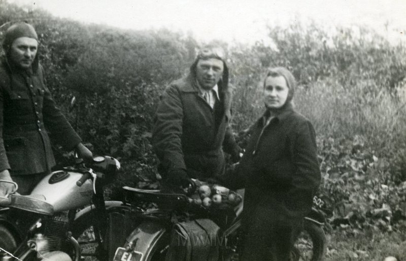 KKE 4667.jpg - Fot. Na motorze. Edmund Jarzynowski – tata Marii Jolanty Mierzejewskiej (z domu Jarzynowska) z panią Barbarą Drabikową, Olsztyn, lata 60-te XX wieku.
